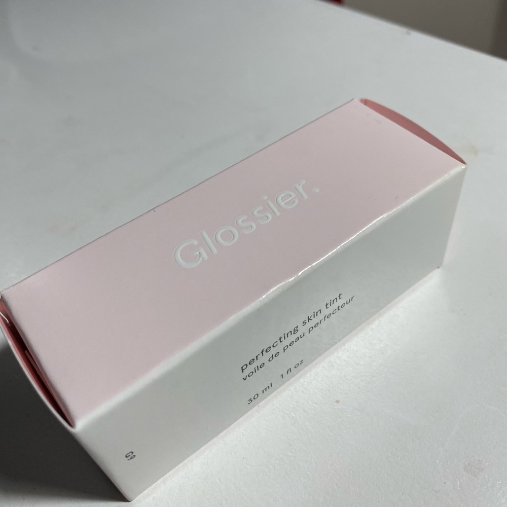 Glossier skin tint in G9 - brand new with packaging